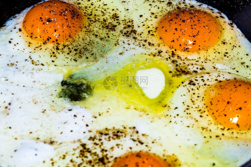 白色的炸鸡蛋松尼一边吃另是炒鸡蛋从农民市场做早餐的烹饪原料一顿饭贝壳图片