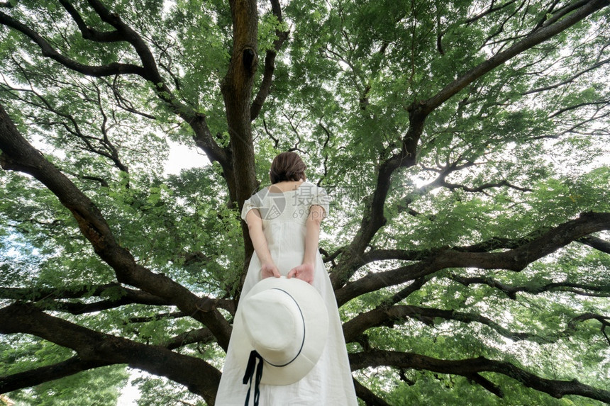 树下身穿白裙子女人图片
