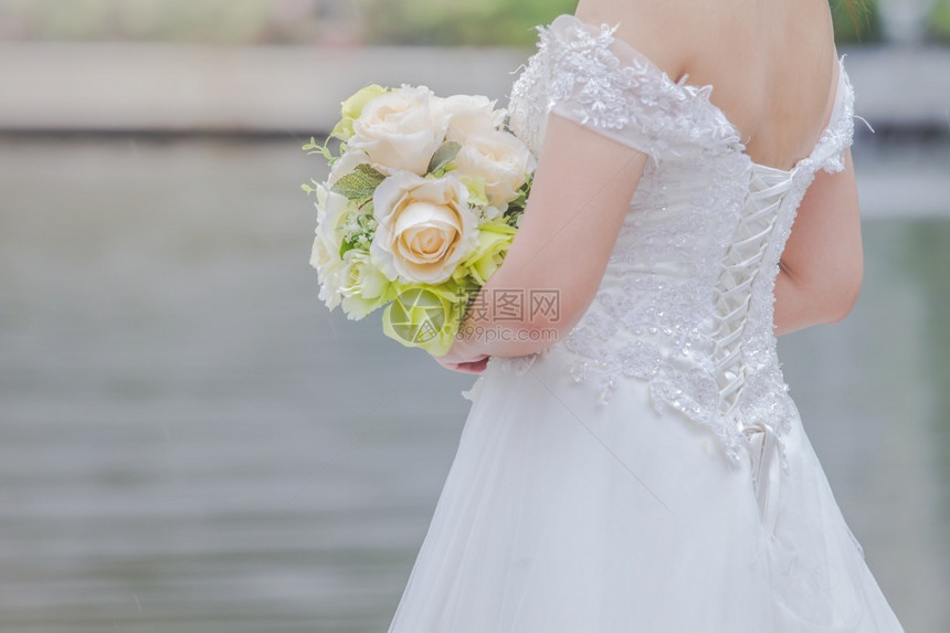 新娘拿着一束鲜花图片