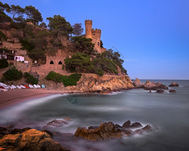 岩石三月夜晚LloretDeMar海滩城堡西班牙加泰罗尼亚灯图片