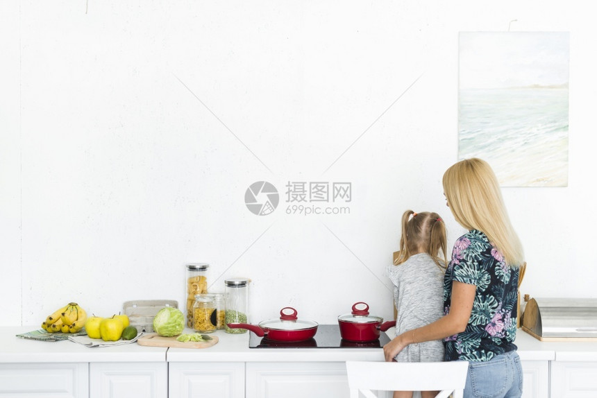 背部家庭与女儿一起看人的后排厨房蜡烛图片