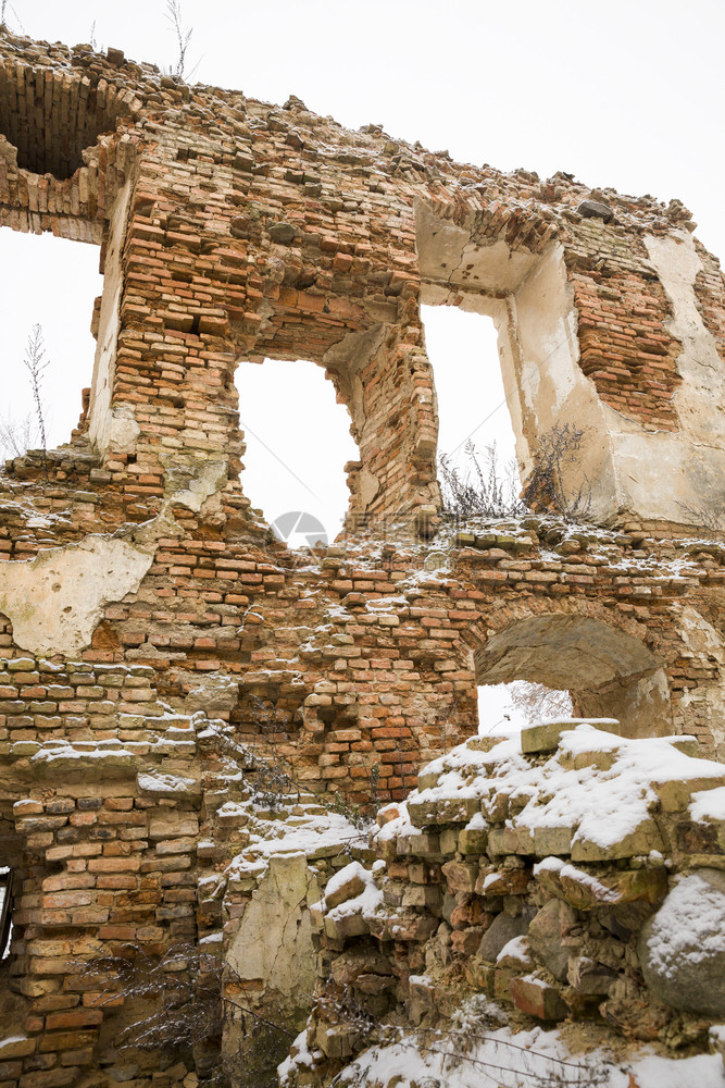 历史的工作旧堡垒废墟和红砖冬季欧洲老堡垒复制图片