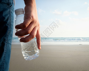 纯度经过人们海边手亲用水瓶装饮的头图片