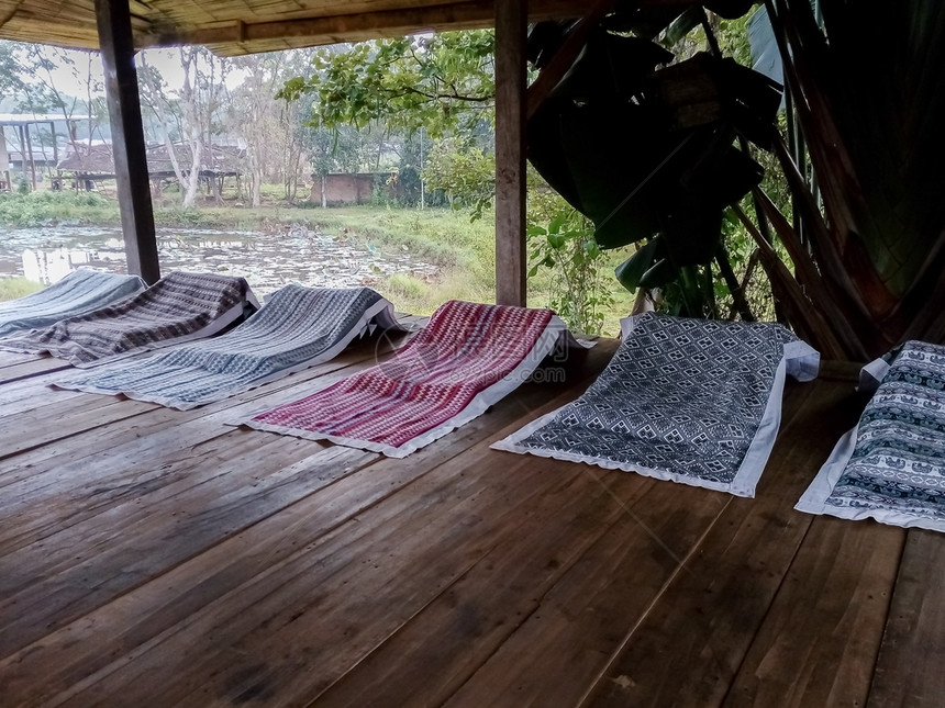 里面奢华睡在小屋里床图片