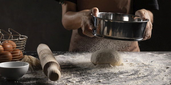 木板面包店厨房师用面粉覆盖图片