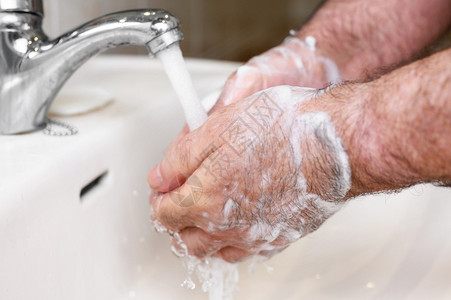 洗手7步老人用肥皂泡沫洗手的特写预防covid19冠状或细菌保健概念7步洗手老人用肥皂泡沫洗手的特写7步洗手爆发高级的新冠背景