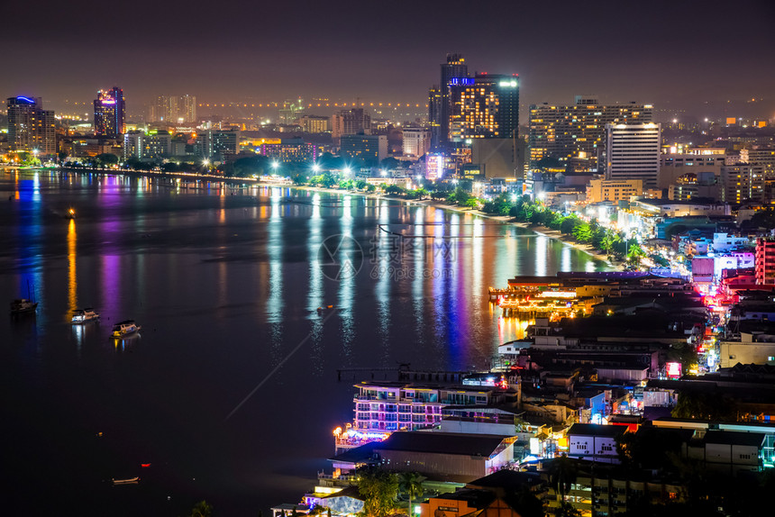 场景自然观高地看到在巴塔亚湾海滩和边有多彩的光亮城市风景在琼布里夜地标Chonburi的帕塔亚城景色美丽在泰国夜间地标Trove图片