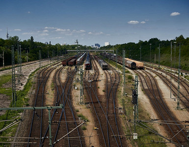 车站附近货运列的铁路停场站附近货运列的铁路停场轨蓝色的运输图片
