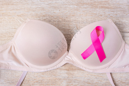 女性胸罩与粉色丝带预防乳腺癌症概念图片