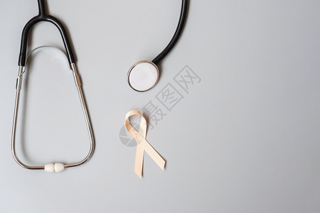 听诊器与丝带预防癌症概念背景图片