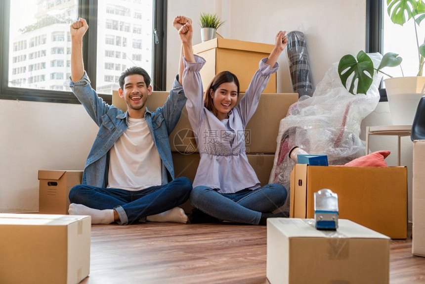 成功打包大型纸箱后亚洲年轻夫妇很高兴搬入新的地方搬家和寻找房子的概念笑声男电子商务盒图片