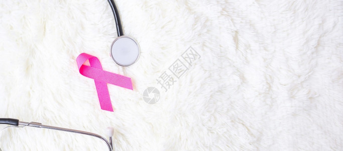 听诊器与粉色丝带预防癌症概念图片