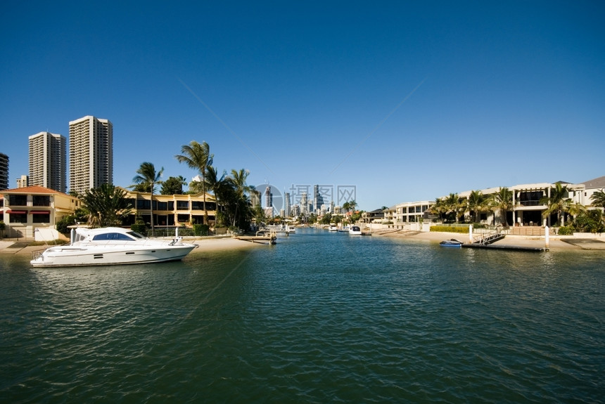 当代的现水路景有豪华住宅和公寓楼澳大利亚昆士兰Surfers天堂运河图片