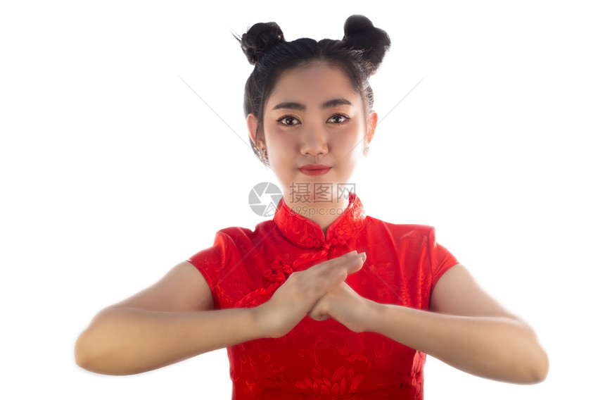 人们白种背景的亚洲女红裙子传统青春成衣女孩带着迷人的笑脸穿千宝ChinaGirlwearqipao速钱图片