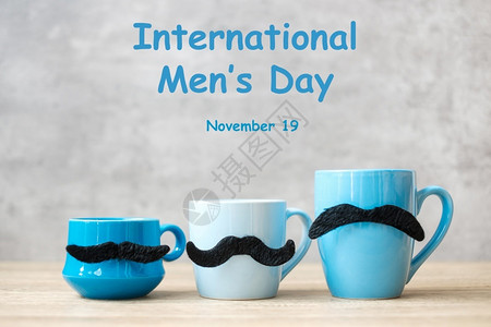 男性茶艺师黑色的空国际男子日蓝咖啡杯或茶黑胡子装饰品在桌上快乐父亲节和庆祝活动的概念欢庆日马克杯设计图片