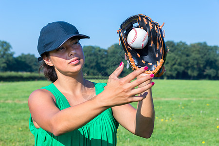 重新创建戴手套和帽子的女在户外打棒球活动荷兰语高清图片