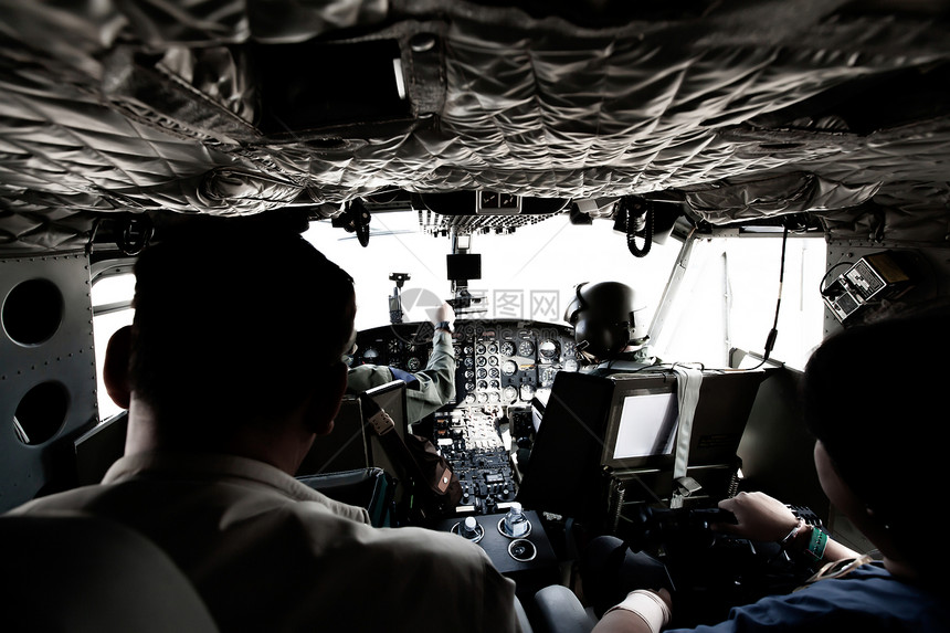 后勤座舱航空军事直升机驾驶舱有2名飞行员和乘客在边境巡逻期间飞行定点图片