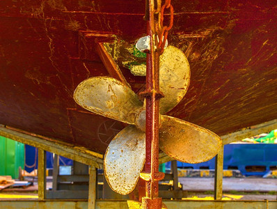 拧紧干码头生锈沉船轮的旧重号螺旋桨水青铜图片