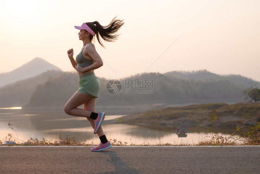 美丽的速度重量亚洲年轻跑女青在河边沥路上跑女在公园运动布滑慢跑健康生活方式概念Healthliveviews图片