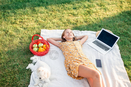 户外野餐垫上休息的小女孩图片