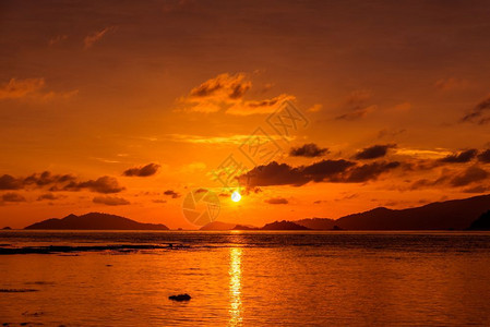 水泰国Lipeh岛海滩上充满活力的日落海景动态扑通图片