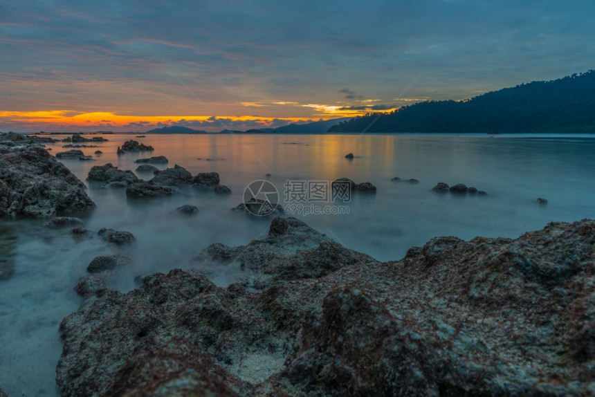 颜色沙敦早晨泰国Lipeh岛海滩上充满活力的日落海景图片