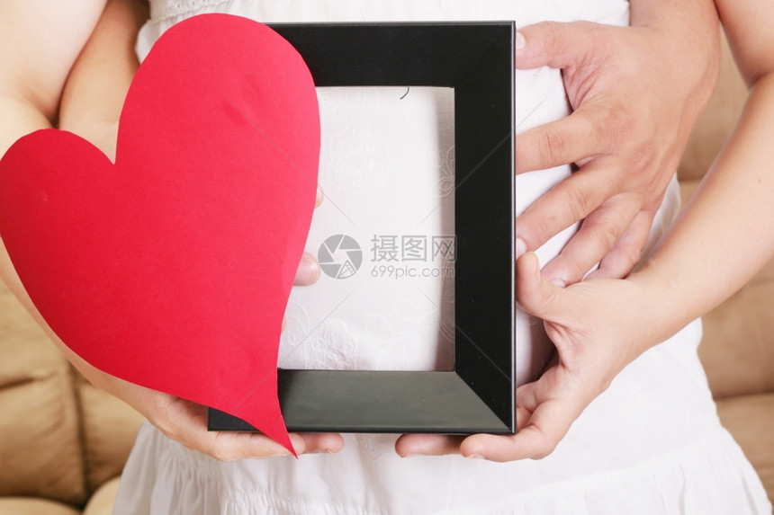 手握着木板和心脏手握着一个孕妇的肚子手握着她的妈多米尼奇生活图片