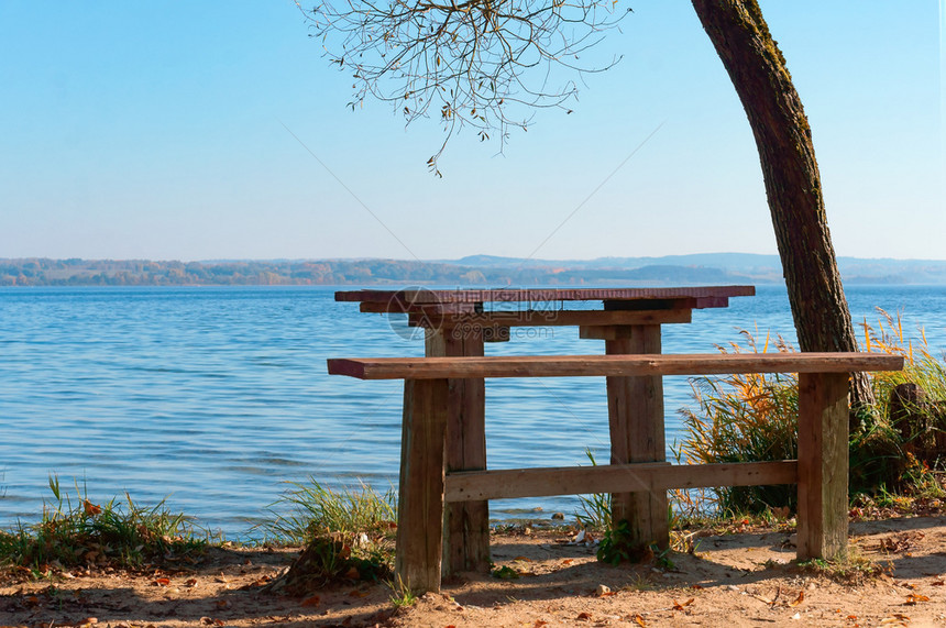 一种湖边的桌椅和长板一个旅行者的地方一个旅行者桌子和长板在湖边的一个地方风景优美乡村的图片