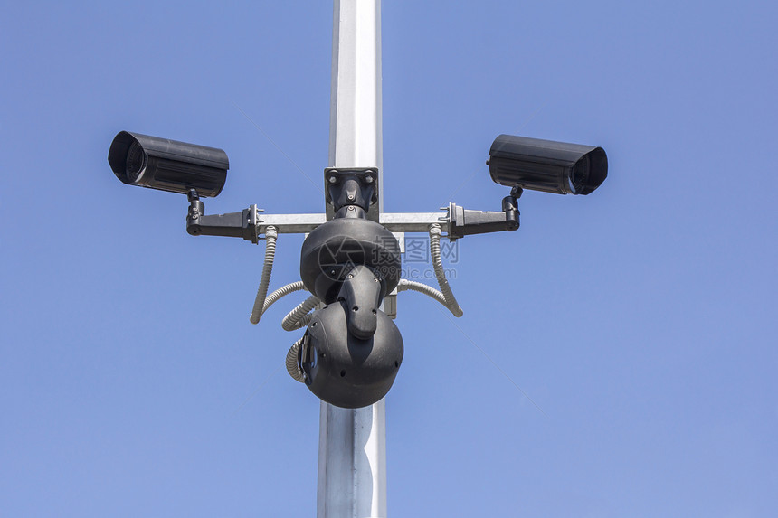 保密监视电气蓝天背景的三台监控摄像头图片