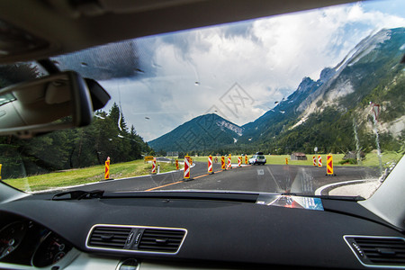 夏天乘车行驶欧洲驾快速和年轻司机的汽车旅行距离图片