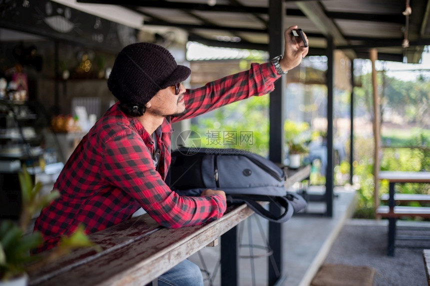 社会的放松亚洲男旅游者正在使用手机自拍通过社交网络在媒体上分享校对Soup山图片