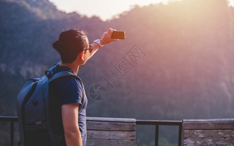 soup亚洲男旅游者正在使用手机自拍通过社交网络在媒体上分享校对Soup服用年轻的移动背景