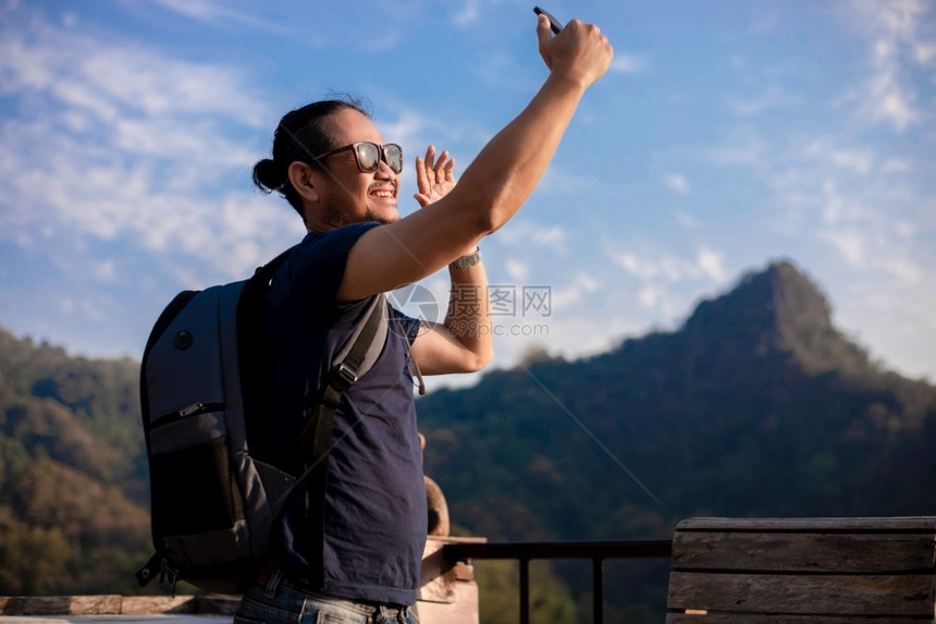亚洲男旅游者正在使用手机自拍通过社交网络在媒体上分享校对Soup人们夏天松弛图片