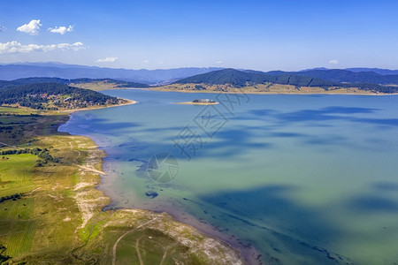 风景自然在保加利亚一个水晶的惊人巴塔克大坝上一架无人驾驶飞机在空中观测放松图片