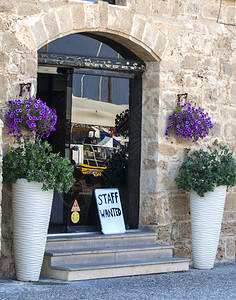 现代玻璃门咖啡厅服务员工作人纸城市入口高清图片