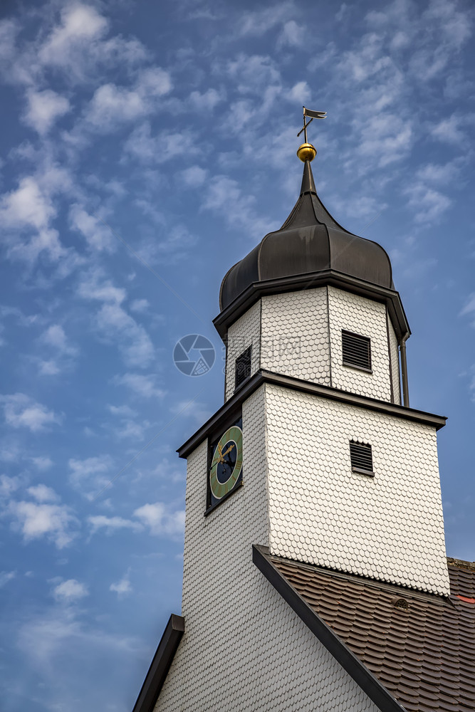 一个美丽的钟塔德国传统时钟塔垂直视图村庄老的图片