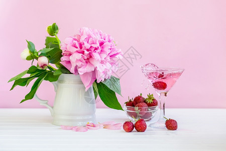 漂亮的粉红牡丹旁边一杯粉红葡萄酒色背景牡丹旁边的一杯粉红葡萄酒喝花图片