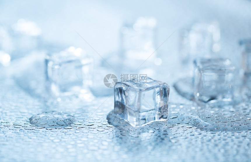 冷冰立方体有水滴落冷清冰立方体有水滴落颜色玻璃霜图片