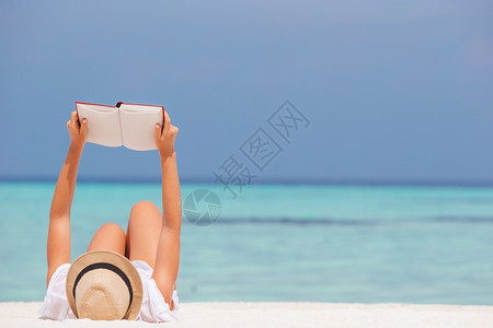 海边度假的女子阅读图片