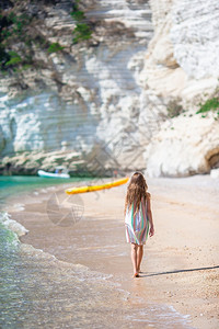 海滩上女孩的背影夏假时在海滩上可爱的小姑娘海滨婴儿绿松石图片