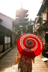 神道在日本京都老城红伞横田的日本女孩旅游只园高清图片