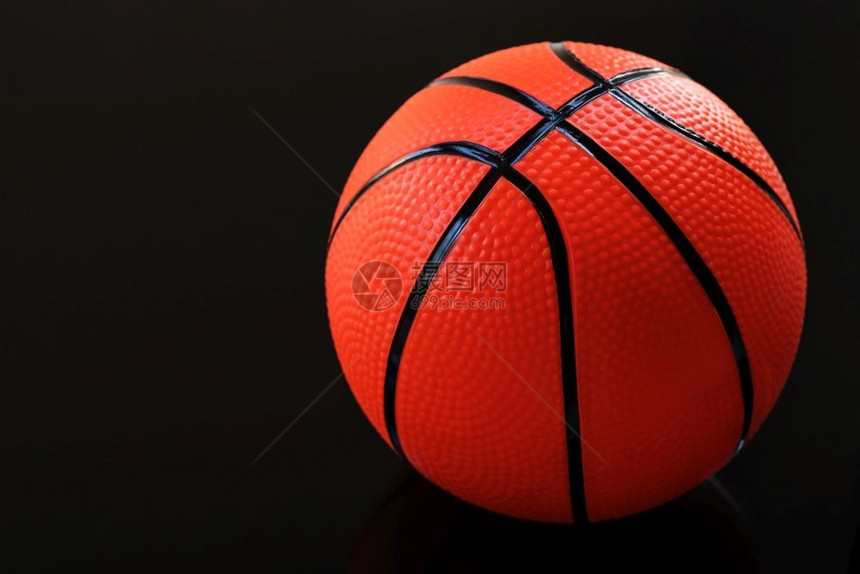 质地分数以黑人背景的篮球作为运动和健身活白色的图片