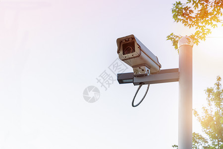 危险警卫室外安全闭路电视监控树木和天空背景上的白色颜自信图片