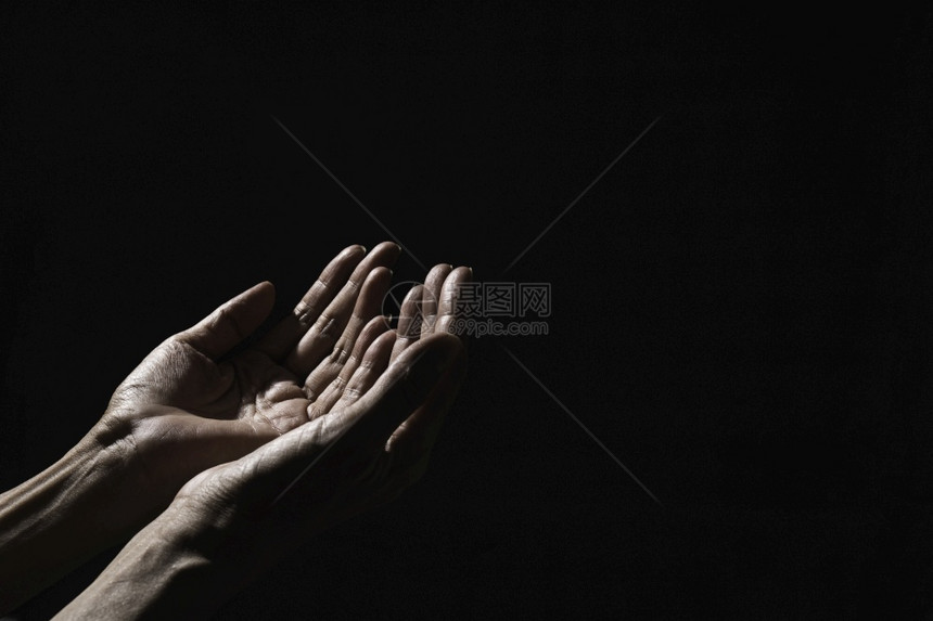 成人男和平生命的概念在祈祷宗教的同时用手亲为人类祈祷忏悔图片