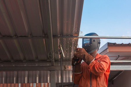 工作场所劳动者弧将工人焊接在橙色作服中焊接图片