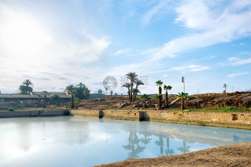 地标阿蒙日出时在卢克索卡纳寺湖埃及湖宗教的图片
