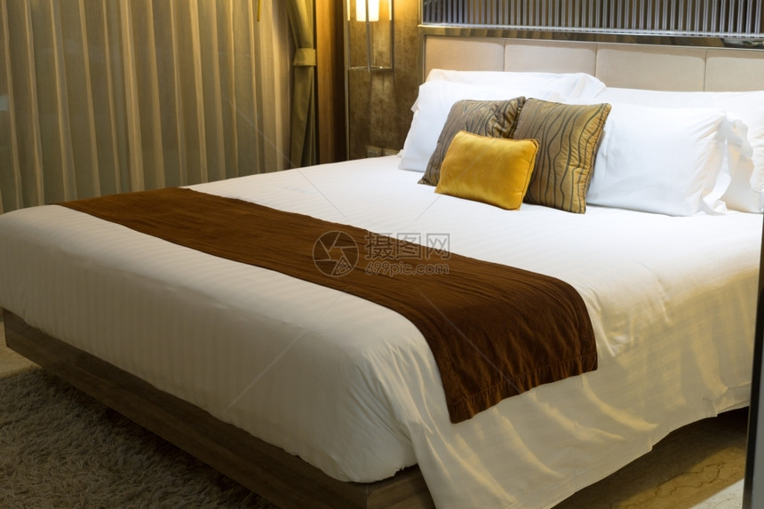旅店当代的松弛床上有两条毛巾的豪华卧室图片
