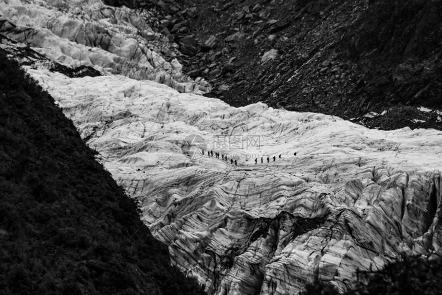 绘画追踪黑色的勇敢人爬上冰川雪图片