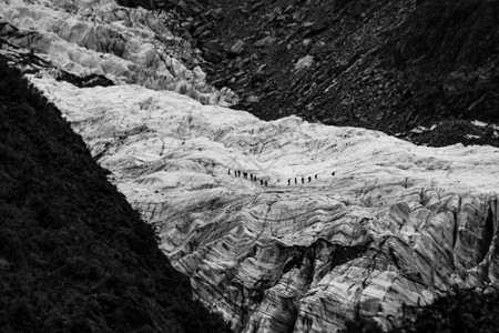 绘画追踪黑色的勇敢人爬上冰川雪图片