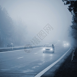 雨冬季天气恶劣公路轻型车辆上危险汽交通在雾中行驶白色的下雨背景图片
